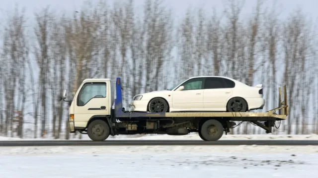 Transport niesprawnego auta do stacji demontażu – poradnik